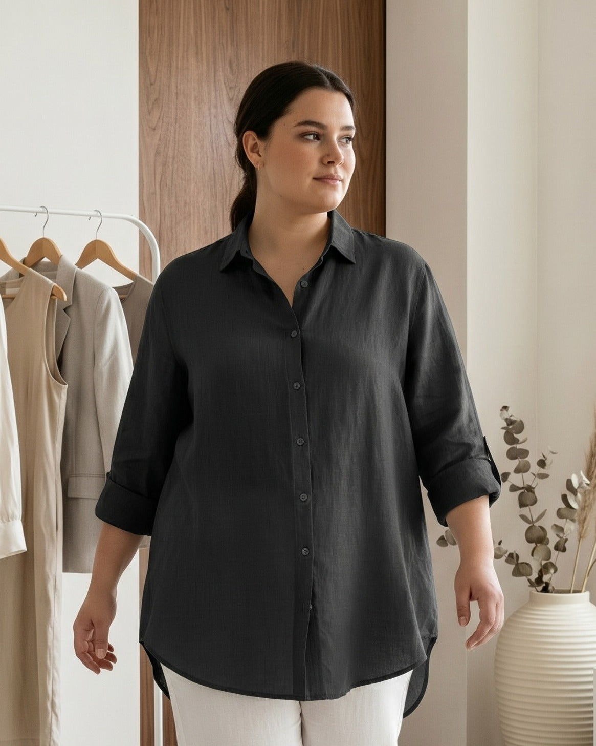 Mael Shirt - Relaxed Linen in Black - plus front