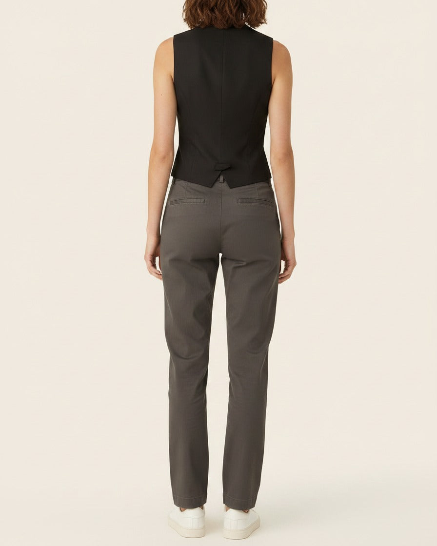 Cade Jacket in black - back fit