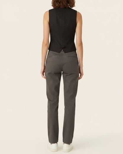 Cade Jacket in black - back fit