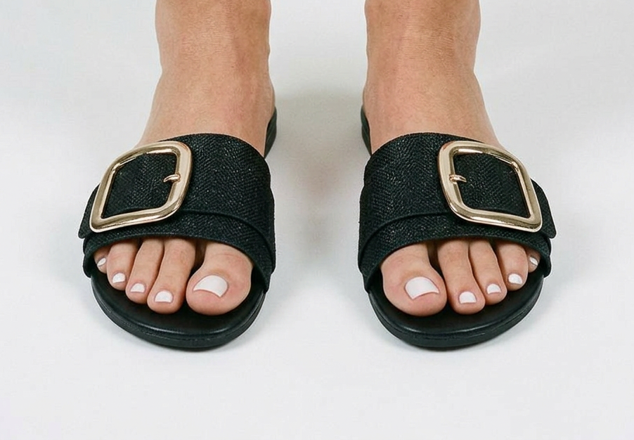 Arco Sandals in Black