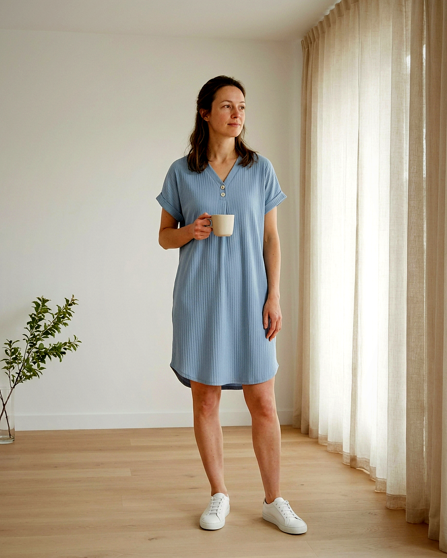 Sigrid Dress - Relaxed in Light Blue - indoor 1