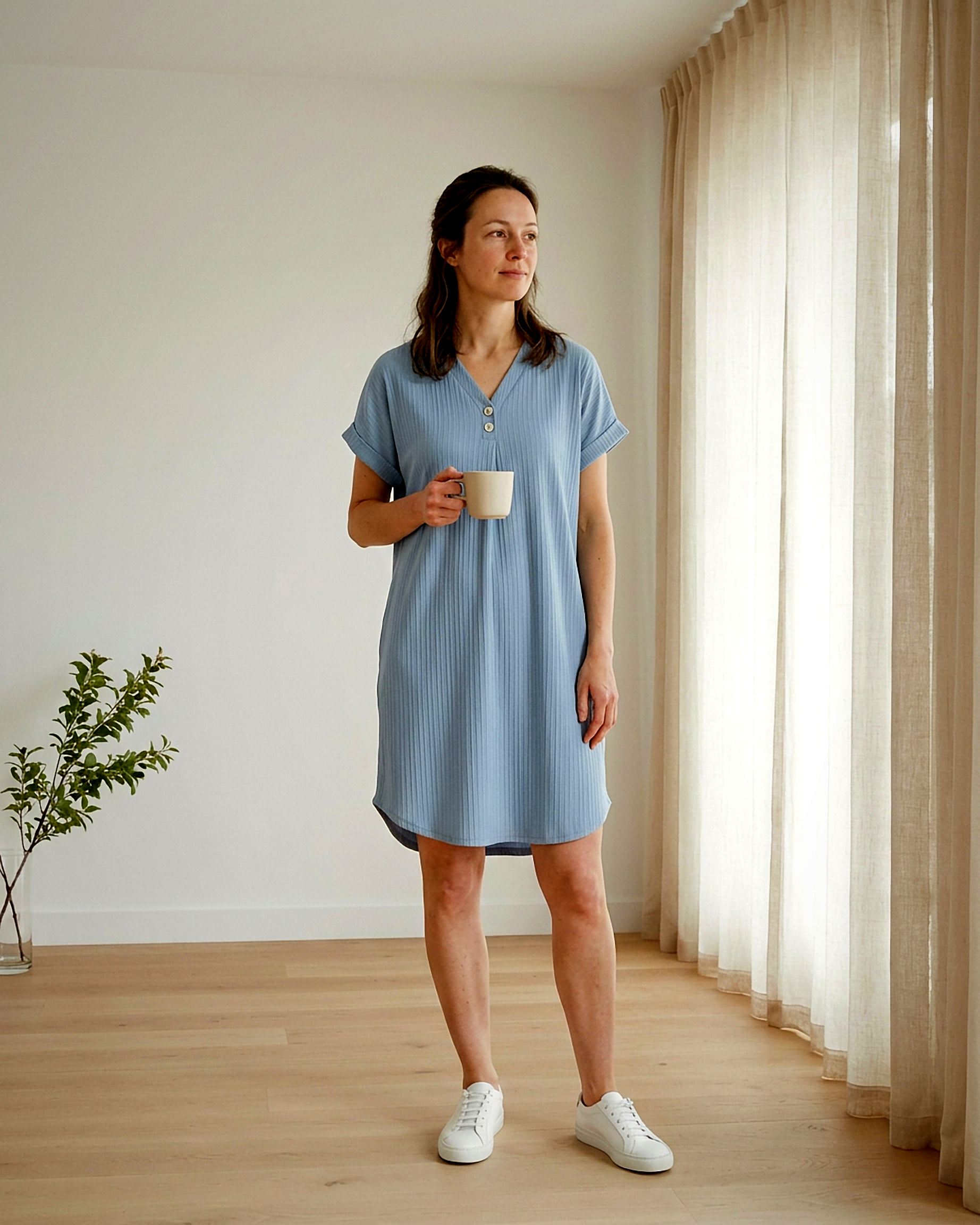 Sigrid Dress - Relaxed in Light Blue - indoor 1
