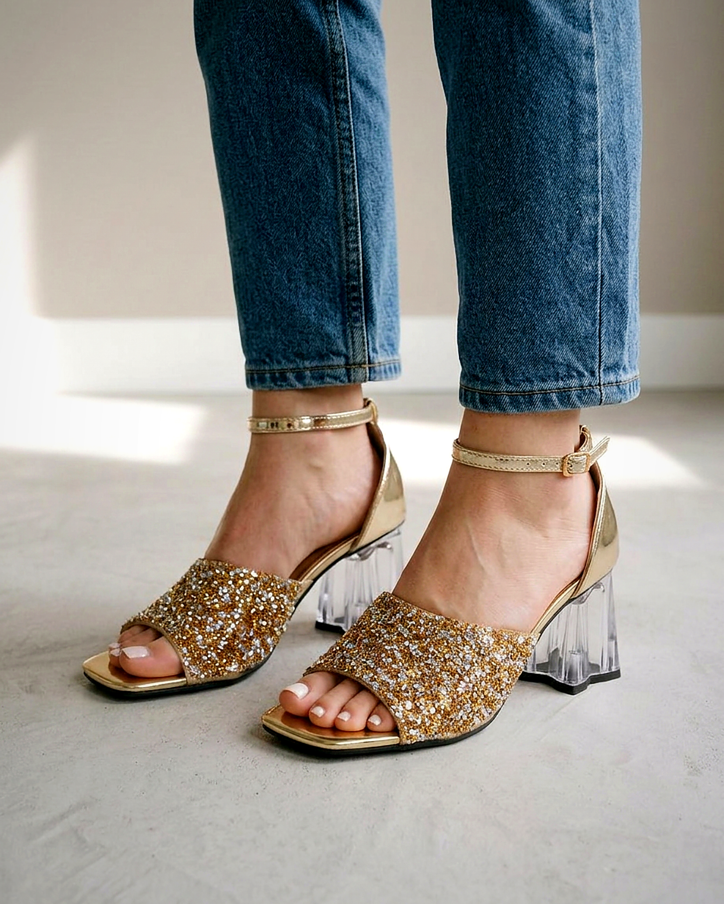 Hazel Sandals - Square-Toe Block-Heel in Gold - indoor 1