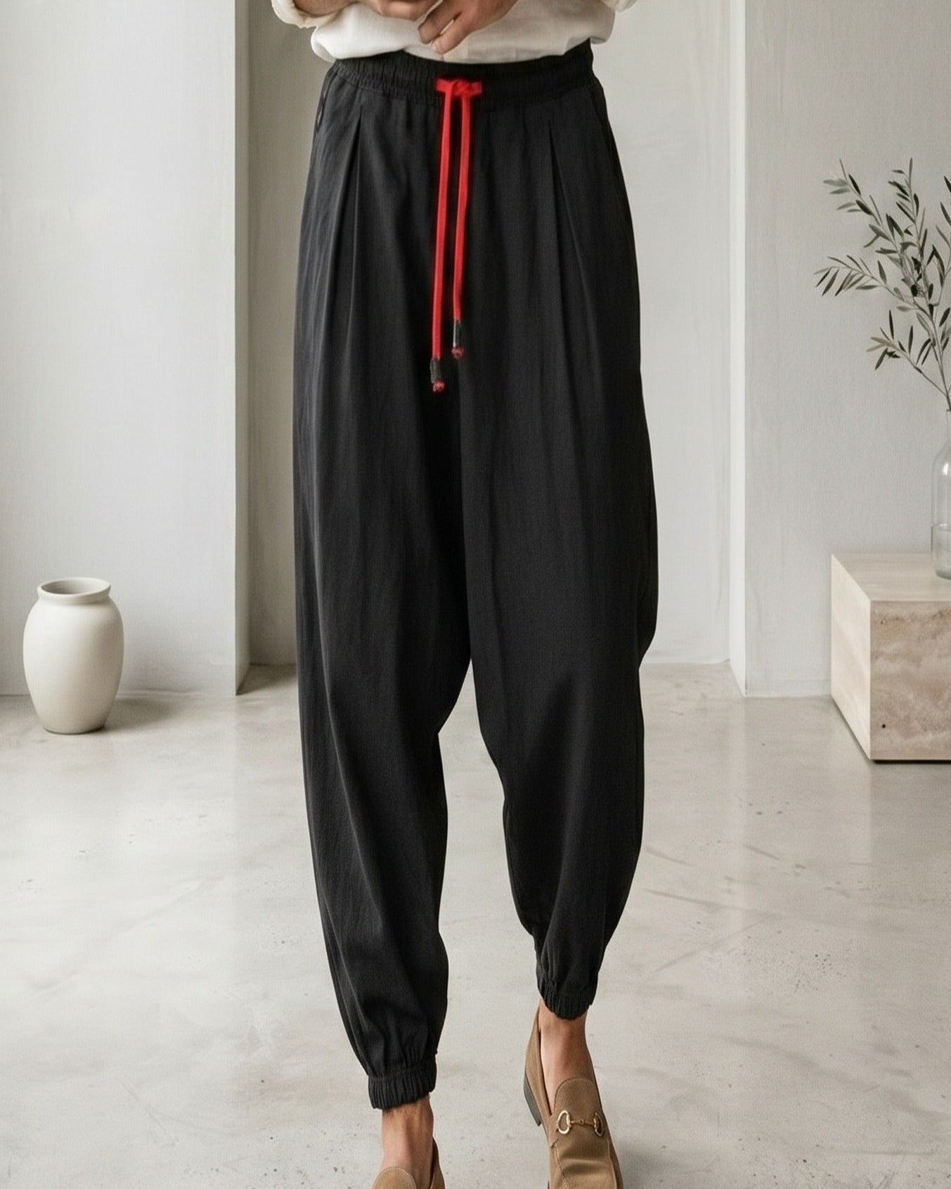 Jaan Trousers - Linen in black - midsize front