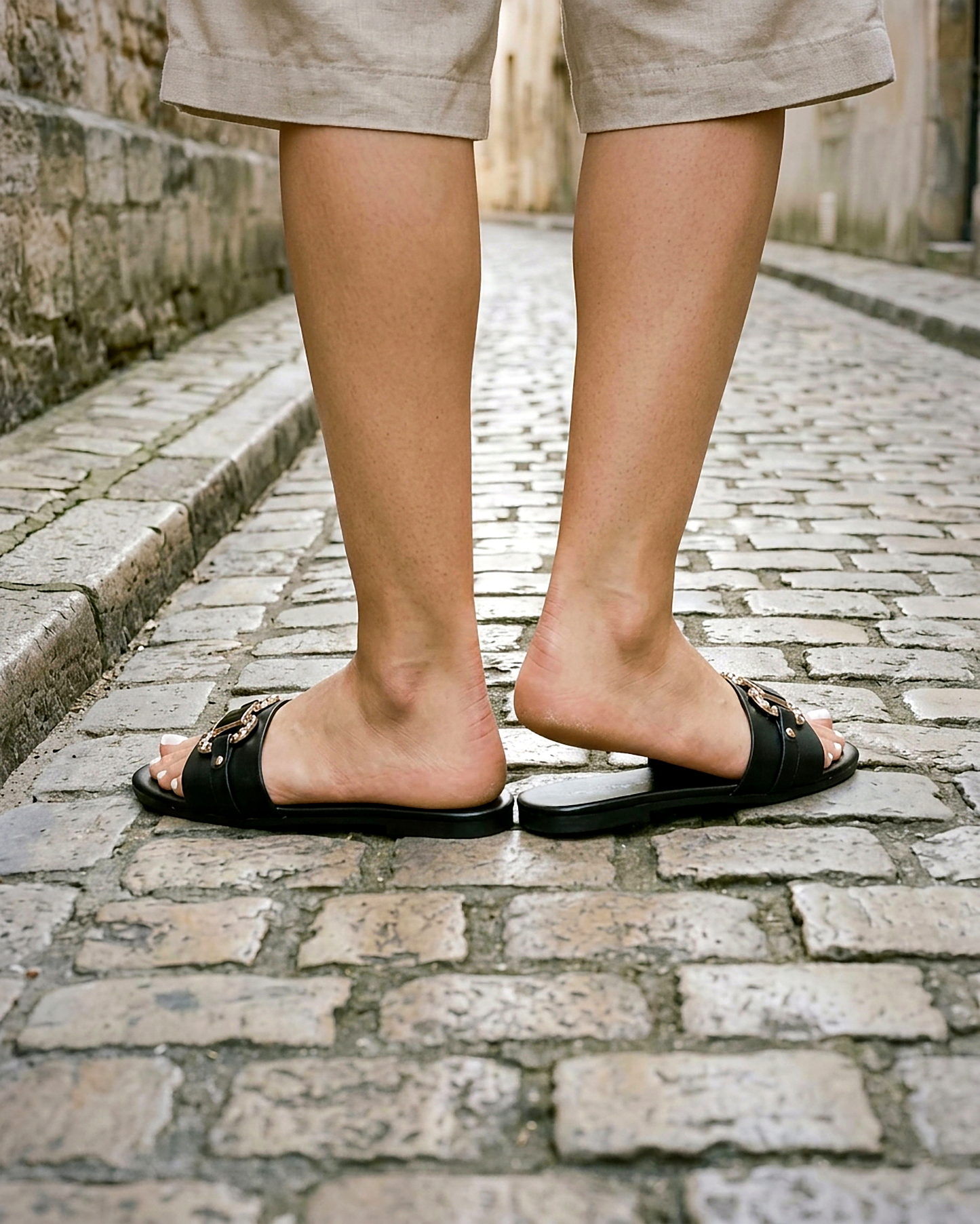 Edith Sandals - Round-Toe Leather in black