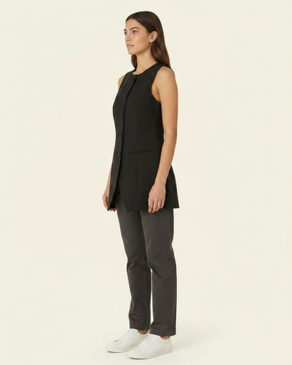 Cade Jacket in black - side fit